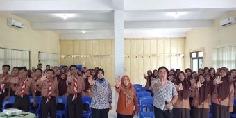 Polres Mojokerto Kota Gelar Sosialisasi Bahaya Narkoba dan Tes Urine Acak di SMAN 1 Gedeg