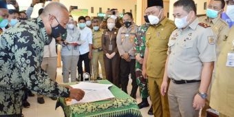 Disaksikan Gus Yani, BPN Gresik Serahkan Pembayaran Pembebasan Lahan Dampak Normalisasi Kali Lamong