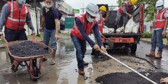Plt Camat Buduran Ikut Terjun Tambal Jalan Rusak Pakai Dana PIWK