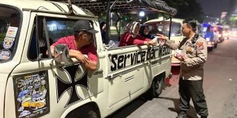 Komunitas Mobil VW Sidoarjo-Surabaya Bagikan 1000 Nasi Bungkus dan 500 Paket Beras