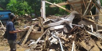 Rumah Pasangan Kakek Nenek di Jombang Roboh Diterjang Banjir Bandang