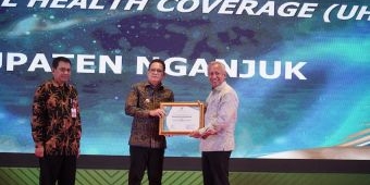 Nganjuk Terima Penghargaan UHC Tingkat Provinsi Jatim di Acara Peringatan HKN 2024