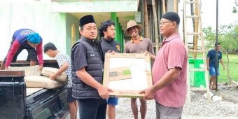 Jumat Berkah, Jatanras Satreskrim Polres Tuban Sumbang Puluhan Kardus Keramik dan Semen