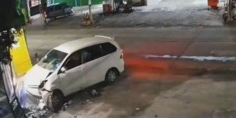 Mobil Oleng Hantam Halte Trans Jatim Dini Hari di Lamongan Terekam CCTV