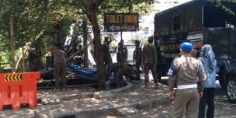 Satpol PP Kota Batu Lakukan Pembersihan Sisa Lapak PKL di Jalan Sultan Agung