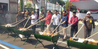 Kejari Sidoarjo Musnahkan Ratusan Ribu Barang Bukti