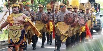 Peringati HUT ke-77 TNI, Personel Polres Mojokerto Kota Berpakaian ala Majapahitan