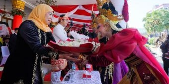 Berlangsung Khidmat, Gubernur Khofifah Pimpin Upacara Hari Kemerdekaan ke-80