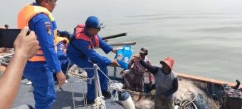 HUT Polairud ke-75, Polres Bangkalan Serahkan Bantuan Pelampung dan Beri Edukasi ke Nelayan