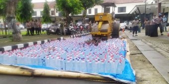 Polres Jombang Musnahkan Ribuan Botol Miras Jelang Malam Pergantian Tahun 2022