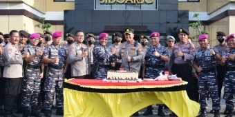 Peringati HUT Bhayangkara ke-76, Pasukan TNI Silih Berganti 'Serbu' Mako Polresta Sidoarjo
