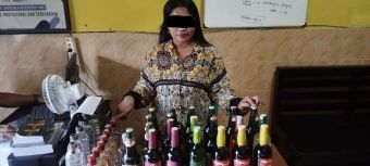 Polsek Kedungdung Amankan Wanita yang Kedapatan Jual Miras di Terminal Sampang