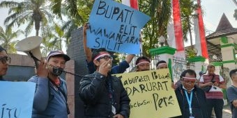 Buntut Pembatasan Wawancara pada Bupati Blitar, Puluhan Wartawan Demo di Depan Pendopo