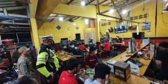 ​Langgar Jam Malam, Puluhan Pengunjung Warkop dan Kafe di Waru Dibubarkan Satgas Covid Sidoarjo