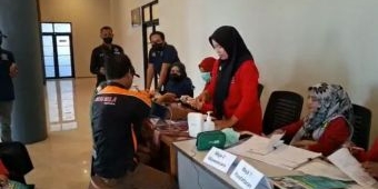 Jelang Perjalanan, Dinkes Sumenep Cek Kesehatan Sopir Bus di Terminal Arya Wiraraja