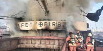 Kapal KM Anugerah Mandiri Terbakar Sebelum Kedatangn Kapolri dan Menhub di Pelabuhan Tanjung Perak