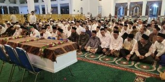 Dihadiri Khofifah dan Diimami Syaikh Fadhil, Jenazah Prof Ridlwan Nasir Dishalati Ribuan Jemaah