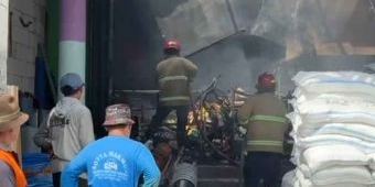 Si Jago Merah Lalap Toko Bangunan di Kediri, Pemilik Rugi Belasan Miliar