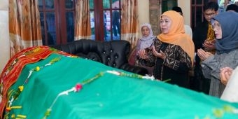 Takziah ke Rumah Duka Ibunda Mahfud MD, Khofifah: Insya Allah Husnul Khotimah