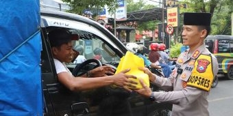 Bagikan 300 Paket Takjil, Kapolres Tuban Manfaatkan Ramadhan untuk Lebih Dekat dengan Masyarakat