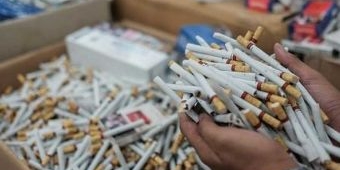 Diduga Selundupkan Rokok Ilegal, Polisi Gerebek Rumah Kos di Karang Empat Surabaya