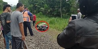  Berkendara Sambil Gunakan Ponsel, Wanita di Blitar Tabrak Kereta Api dan Tewas