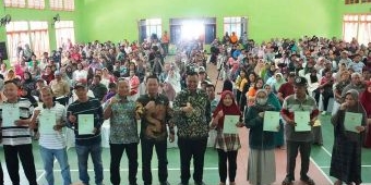 Serahkan Ratusan Sertifikat PTSL, Wujud Pemkab Kediri Percepat Legalitas Hak Aset Milik Warga