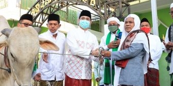 Plt. Wali Kota Teno Serahkan Hewan Kurban ke Takmir Masjid dan Musala se-Kota Pasuruan