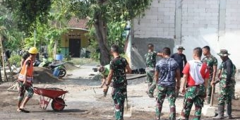 Satgas TMMD ke-126 Sidoarjo Bangun Lapangan Voli di Tulangan