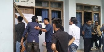 Mahasiswa Segel Kantor Rektor Unira, Protes Pedoman Pemilu BEM yang Dinilai Cacat Prosedur