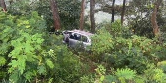 Mobil Avanza asal Surabaya Masuk Ke Terjun ke Jurang Pacet, 1 Penumpang Meninggal Dunia