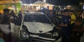 Adu Banteng Mobil Vs Motor di Ketapang Barat Sampang, 2 Pelajar Berboncengan Luka Parah