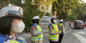 Antisipasi Kepadatan Pengguna Kendaraan, Polrestabes Surabaya Siaga Personelnya di Beberapa Titik