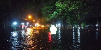 Air Hujan Deras Selama 2 Jam Rendam Pantura Pasuruan, Lalu Lintas Lumpuh