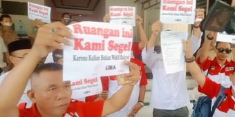 Aliansi LSM Segel Kantor DPRD Kota Probolinggo, Tuding Wakil Rakyat Tak Becus