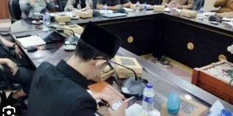 Viral Main Game dan Merokok saat Bahas Stunting, Anggota DPRD Jember Minta Maaf