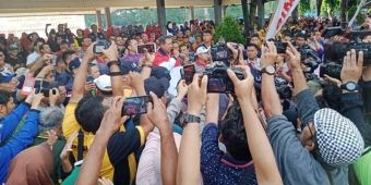 SBY Disambut Ribuan Warga saat Berangkatkan Jalan Sehat di Alun-alun Pacitan