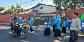 Kolaborasi dengan Warung SYD, PWI Mojokerto Raya Bagikan Ratusan Nasi Kotak ke Warga di Jalan