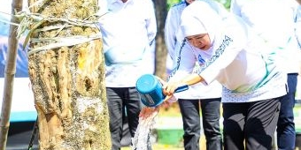 Hari Lingkungan Hidup Sedunia, Gubernur Khofifah dan 1.125 Warga Angkut 10 Ton Sampah di Surabaya