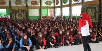 Gerakan TTD Sasar Siswi SMP, Bupati Ikfina Ajak Biasakan Minum Tablet Tambah Darah