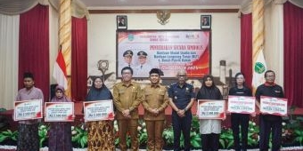 Wali Kota Pasuruan Serahkan Simbolis Ratusan BLT dan Bantuan Modal Usaha DBHCHT 2025