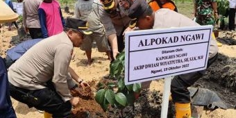 Dukung Ketahanan Pangan, Polres Ngawi Bersama Perhutani Tanam Pohon Alpukat di Hutan Begal