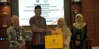 Pemkab Tuban Serahkan Uang Apresiasi untuk Karisma, Warga Senori yang Juarai AKSI 2025