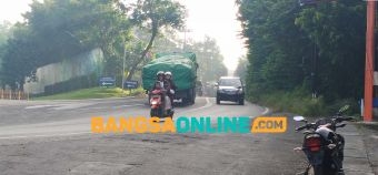 Truk Besar Tak Kuat Nanjak di Sekitar Bukit Condrodipo Gresik Bahayakan Pengguna Jalan