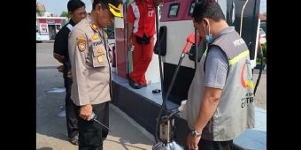 Cegah Kecurangan Pengisian BBM Jelang Lebaran, Polsek Mojoagung Sidak SPBU