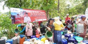 PMI Kabupaten Pasuruan Salurkan Bantuan ke Desa Terdampak Kekeringan di Kecamatan Winongan