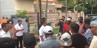 Puluhan Massa Aksi dari Luar Pulau Rusak Kantor di Surabaya