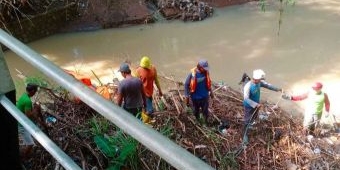 Terjunkan Tim Gabungan, Pemkot Kediri Bersihkan Tumpukan Sampah di Bawah Jembatan Sungai Kedak