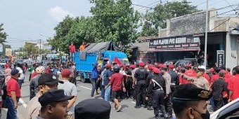 Ricuh, Demo Puluhan PKL SLG dan LSM Gelar Tuntut Surat Edaran Pemkab Kediri Dicabut