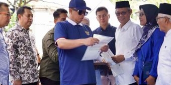 Menteri ATR/BPN Serahkan Sertifikat ke Masyarakat di Kampung Nelayan Muara Angke